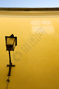 黄墙阳光住宅旅行天空窗户黄色街道灯笼太阳背景图片
