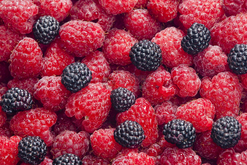 草莓和黑莓水果黑色静物浆果表面维生素营养红色背景食物图片