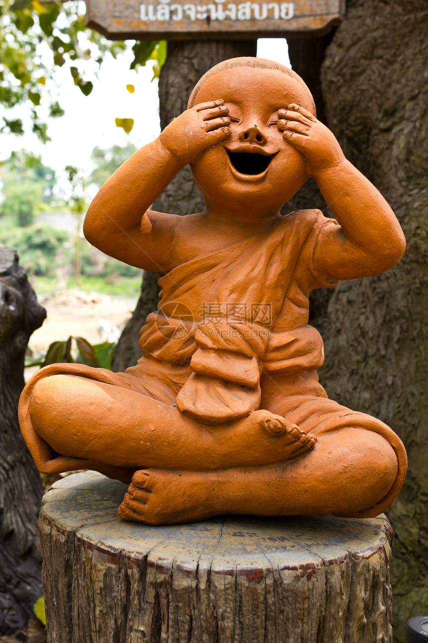 一个可爱的小和尚的雕像石头旅行旅游传统工艺风格文化观光佛教徒热带图片