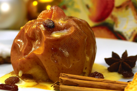 烤苹果传统美味食物甜点香草肉桂角星核桃葡萄干盘子背景图片
