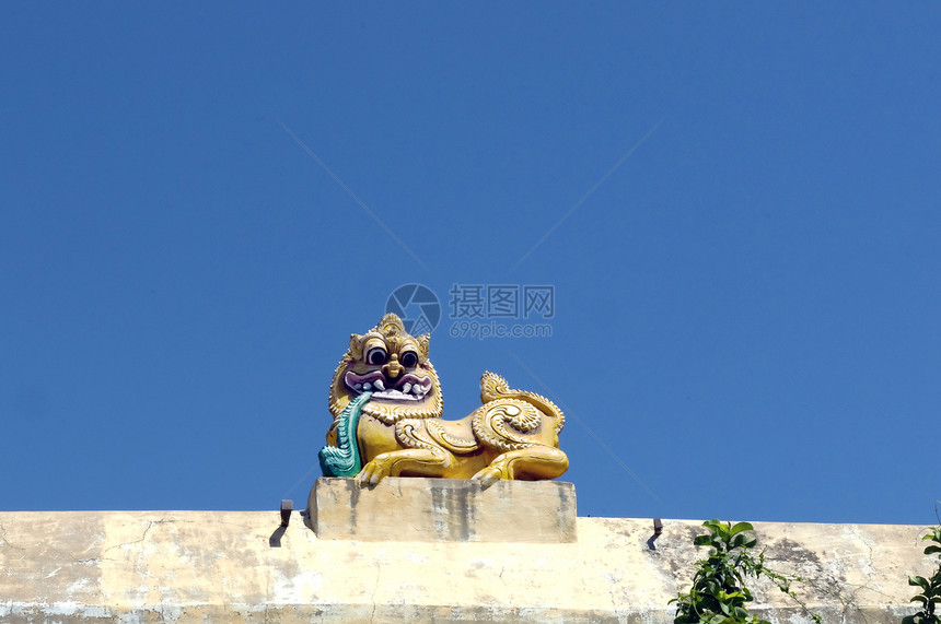 传统朝都寺庙的彩色雕塑建筑雕刻雕像文化休息装饰品上帝地标纪念碑假期图片