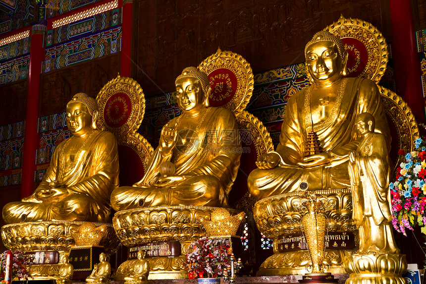 三佛在中国的泰国寺庙里雕像游客祷告宗教纪念碑文化历史佛教徒旅行唤醒图片