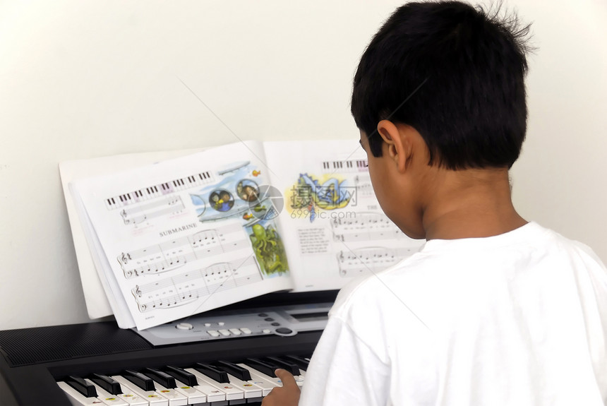 播放键旋律男性演员男生教学蓝色乐队手指钢琴键盘图片