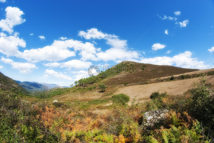 科西卡山区和山谷天空太阳房子旅行场景爬坡森林远足假期踪迹图片