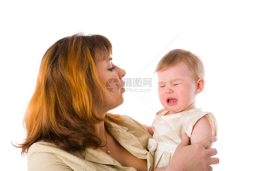 抱着哭着婴儿的母亲帮助眼泪女儿家庭刺激疼痛疾病孩子哭泣肩膀图片