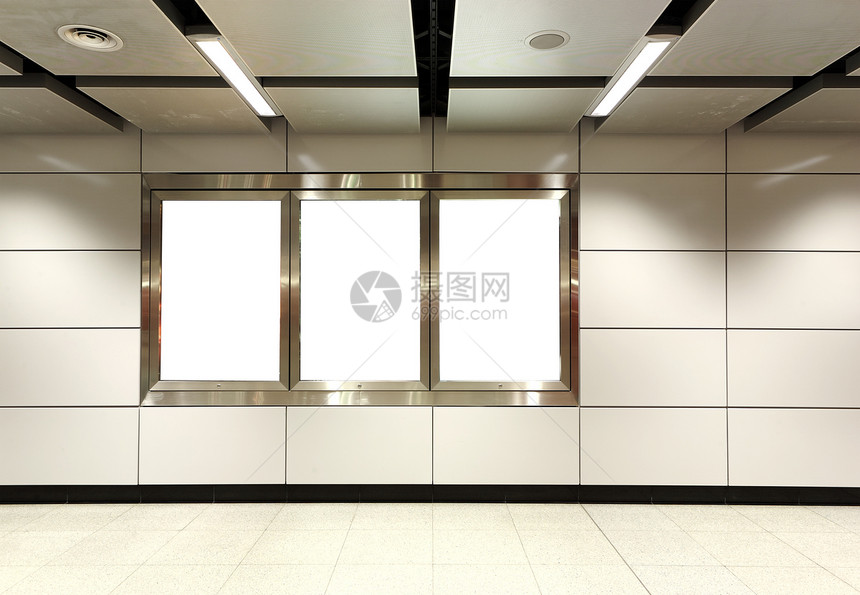 地铁站的空白广告牌建筑物玻璃庇护所人行道运输民众街道木板车站控制板图片