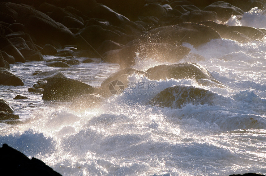 强大的波浪风暴海岸线岩石风险运动天气活力支撑悬崖压力图片