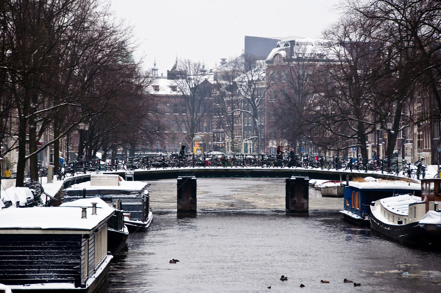 阿姆斯特丹运河与船船建筑物河流房屋旅行历史城市鹅卵石船屋游客旅游图片