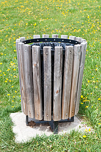 在一个公园里的木制垃圾桶罐高清图片