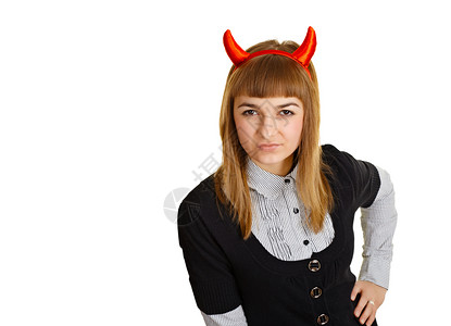 恶魔角年轻女人带着恶魔的角 狡猾的长相背景