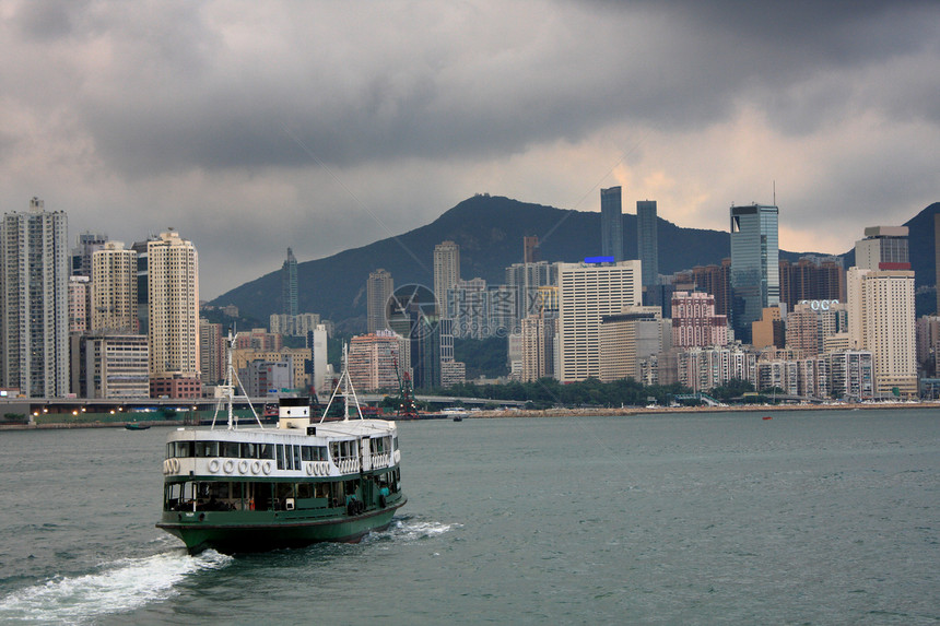 在香港维多利亚港的渡轮船图片