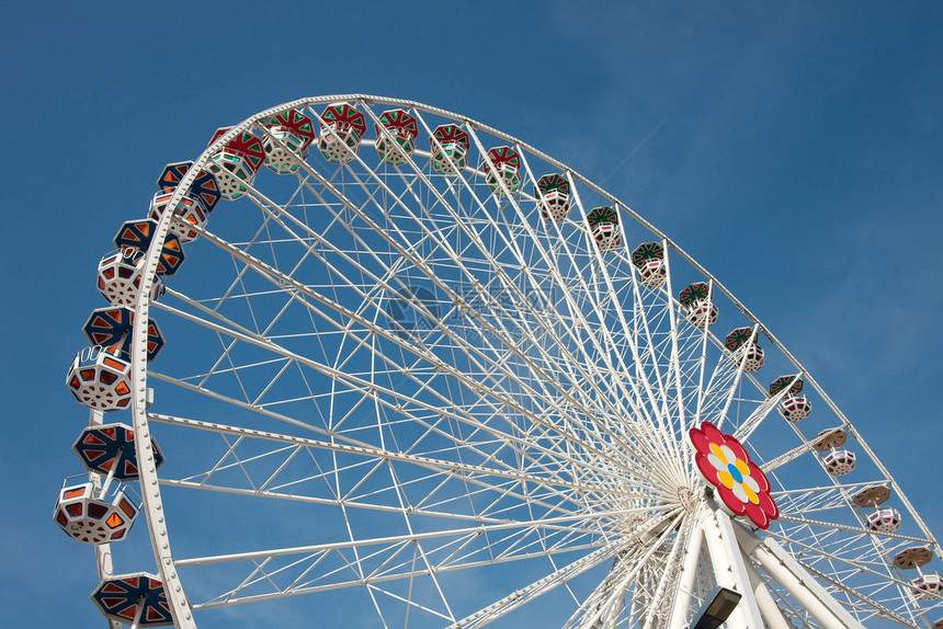 Ferris 轮式闲暇天空蓝色摩天轮圆形城市白色车轮旋转乐趣图片