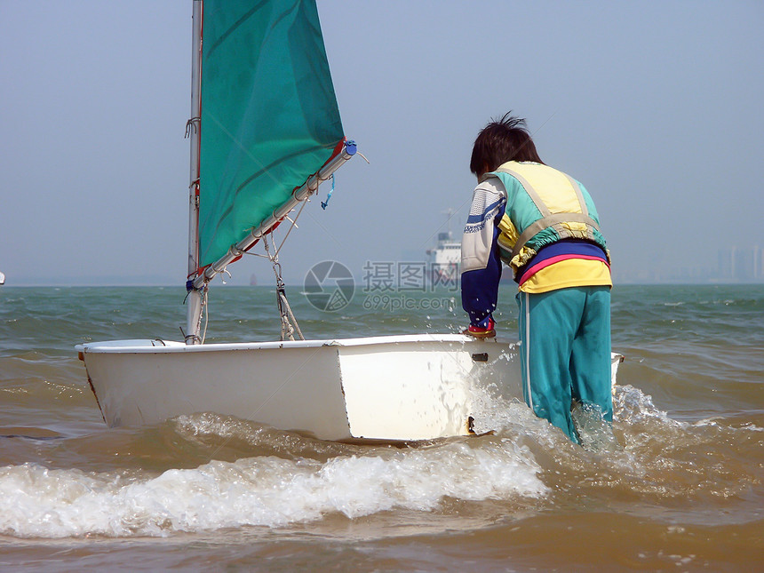 小女运动员们开始登机了帆船运动假期海浪风帆蓝天冲浪者白云女孩冲浪图片