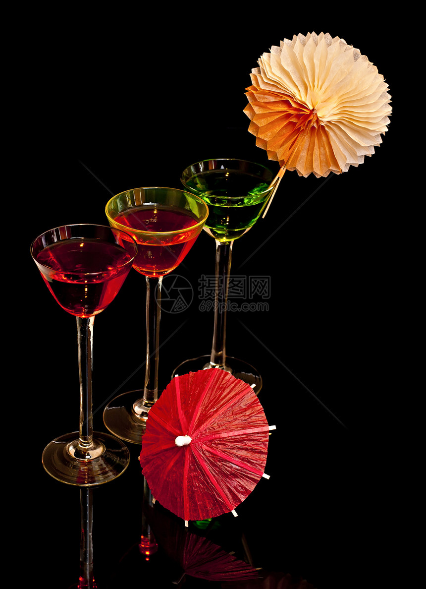 三杯鸡尾酒玻璃三物液体背景庆典绿色摄影红色黑色优雅图片