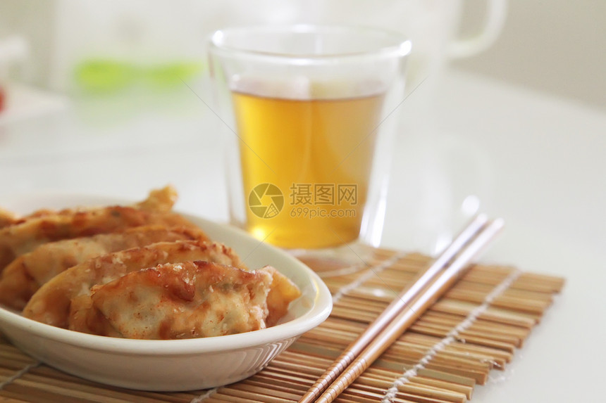 炸鸡水饺营养食物盘子小吃饺子早餐点心筷子美食图片