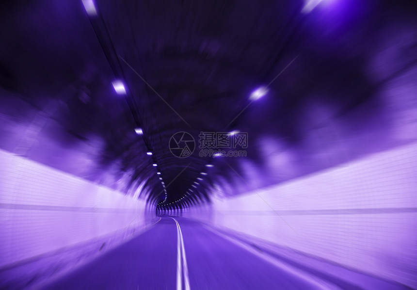 在隧道和模糊的视图中快速驾驶图片
