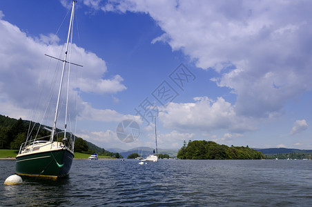 温德米尔湖白色天空绳索桅杆绿色背景图片