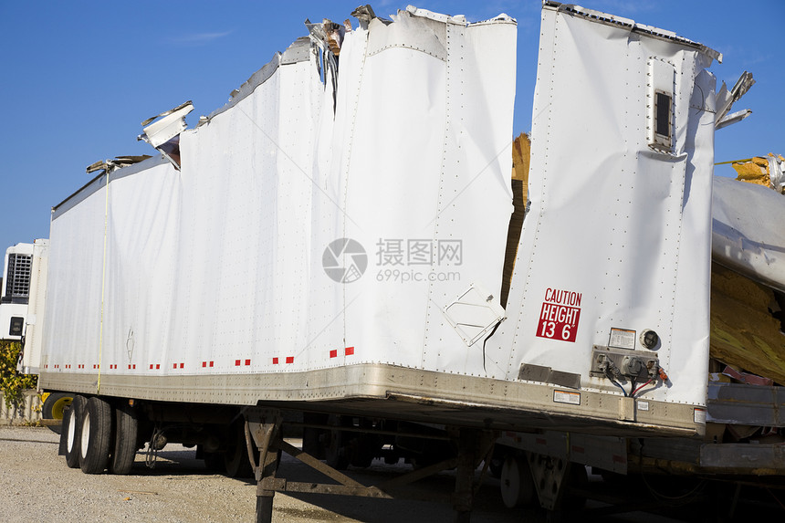 事故后白色拖车货物汽车卡车货运碰撞运输图片