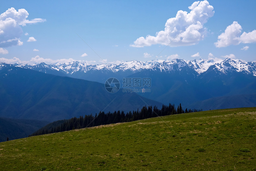 山地景观爬坡顶峰蓝色远足高地风景荒野天空绿色山峰图片