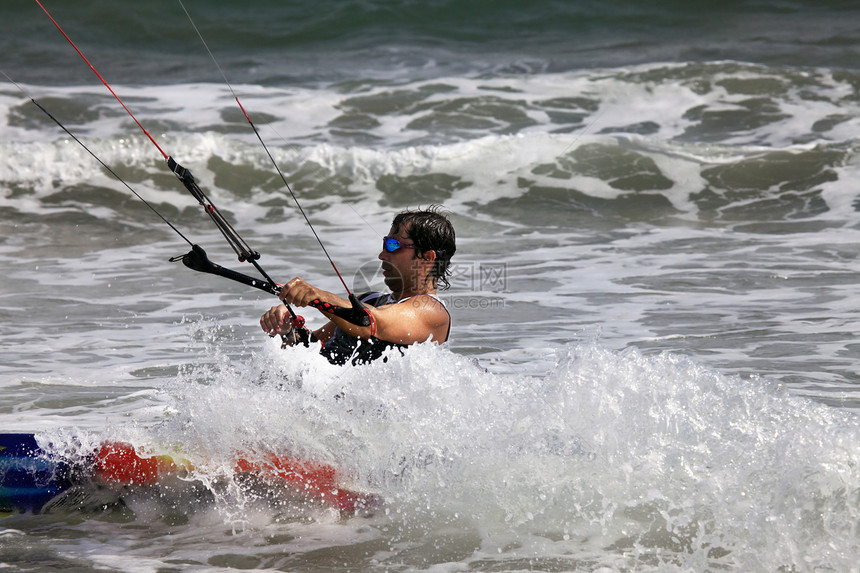 肯泰瑟弗在行动木板技术海洋力量海滩冲浪者男性休闲海浪比赛图片