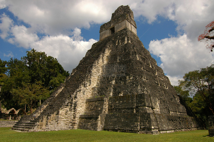 危地马拉提卡尔的主要金字塔石头胜地旅行宗教文化考古旅游历史叶子废墟图片