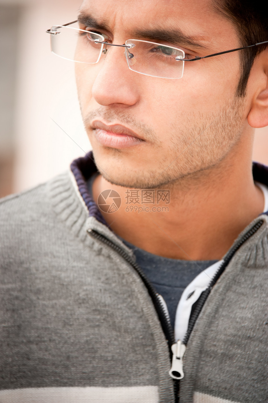 英俊的印度男子眼镜微笑青少年情绪专注男生成人图片