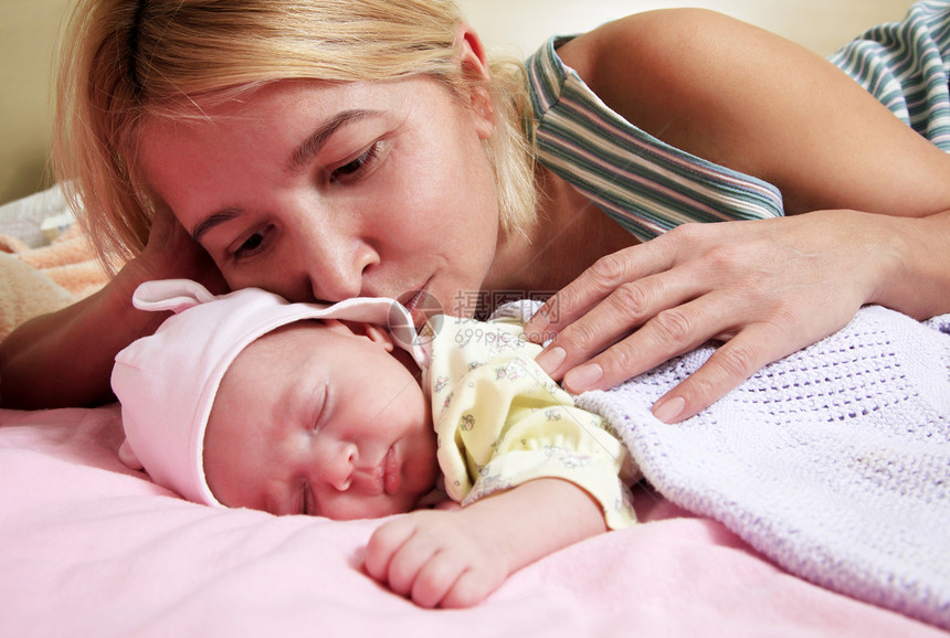 母亲和宝宝护士女性青年拥抱哺乳期喜悦家庭后代女士压痛图片