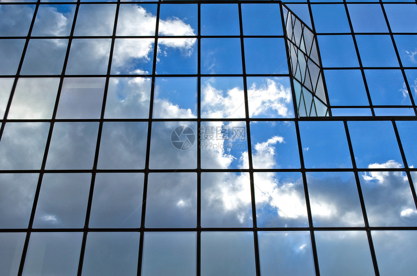 玻璃办公大楼市中心商业公司蓝色天空镜子城市反射窗户摩天大楼图片