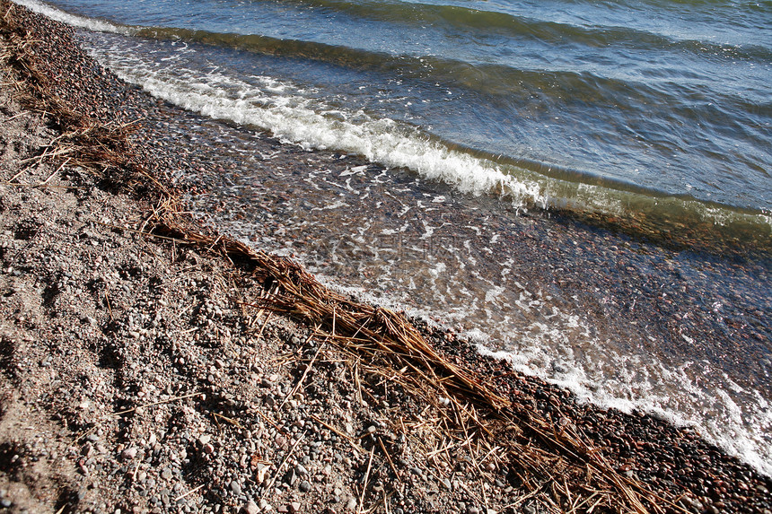 海滩海浪日光对角线波浪芦苇海滨石头图片