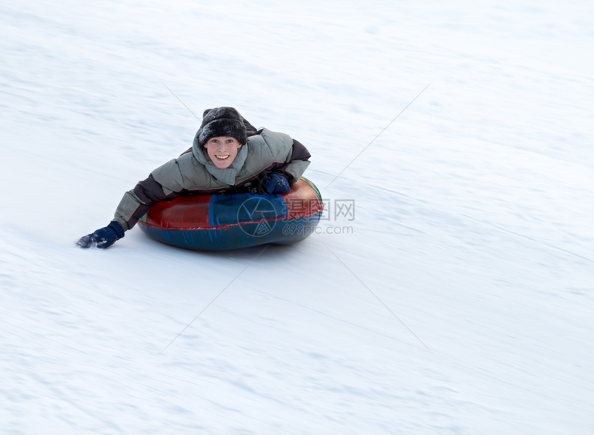 骑雪橇的男孩孩子闲暇孩子们微笑乐趣爬坡外套管道笑声手套图片