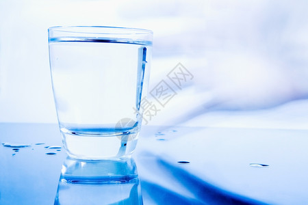 玻璃水杯静物热情蓝色运动背景图片