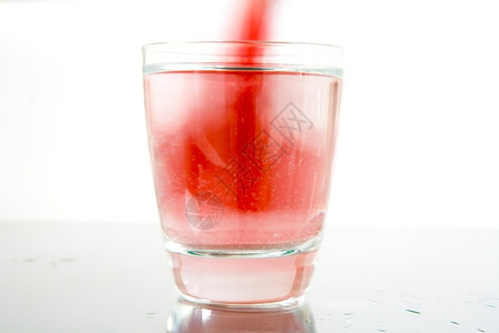 玻璃水杯静物红色背景图片