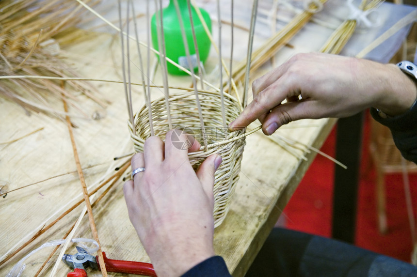 篮子民间男人编织材料传统荆棘木匠锤子男生手指图片