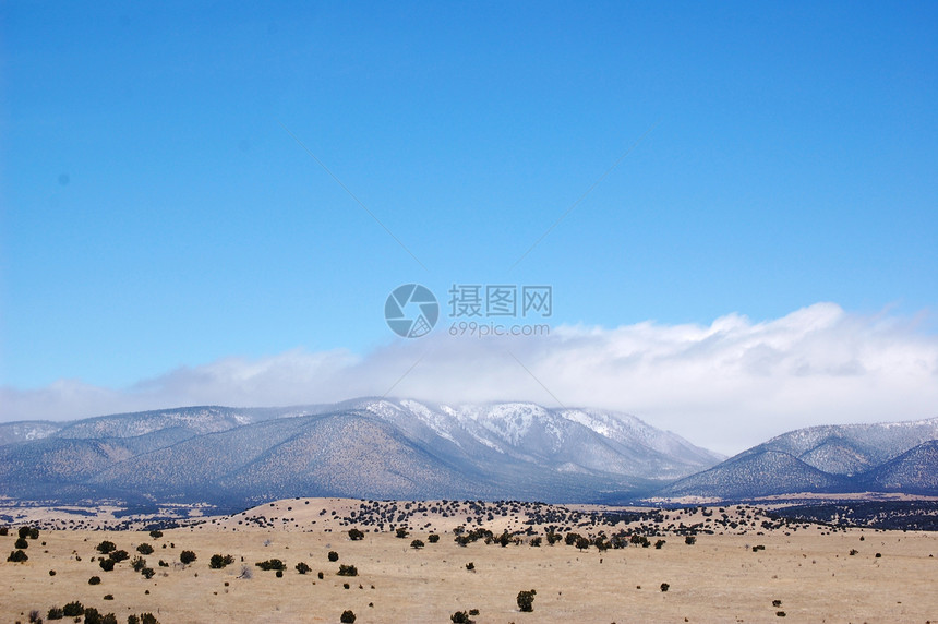 山上满云飘摇的山岳天空丘陵树木叶子爬坡山脉图片