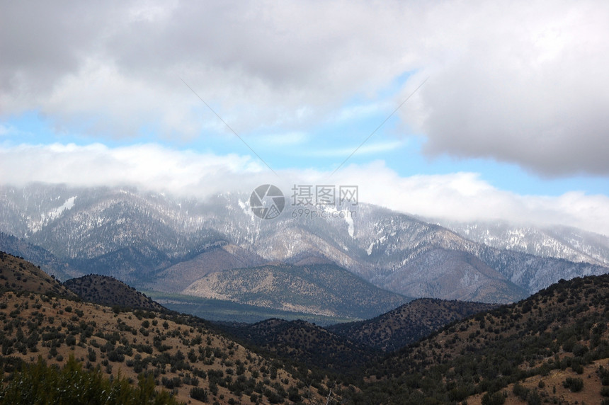 山上满云飘摇的山岳叶子丘陵树木山脉爬坡天空图片