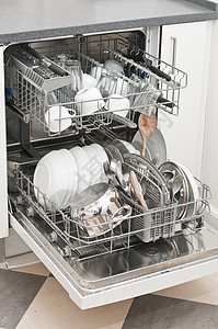 Dish洗衣机 有干净明亮的碗盘和厨房用具垫圈玻璃洗碗机盘子厨具杯子背景图片