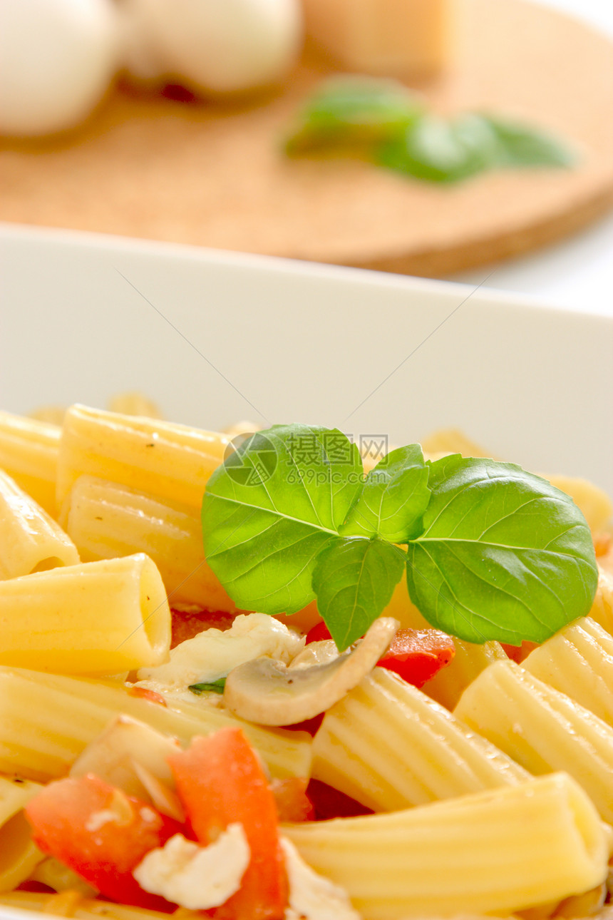 意大利面午餐绿色叶子食物蔬菜红色盘子白色图片
