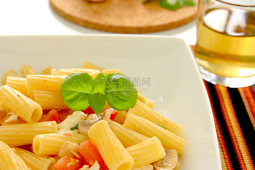 意大利面午餐红色白色蔬菜盘子叶子绿色食物图片