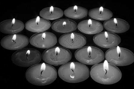 蜡烛燃烧烛光红色白色黑色背景图片