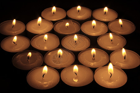 蜡烛白色燃烧黑色红色烛光背景图片