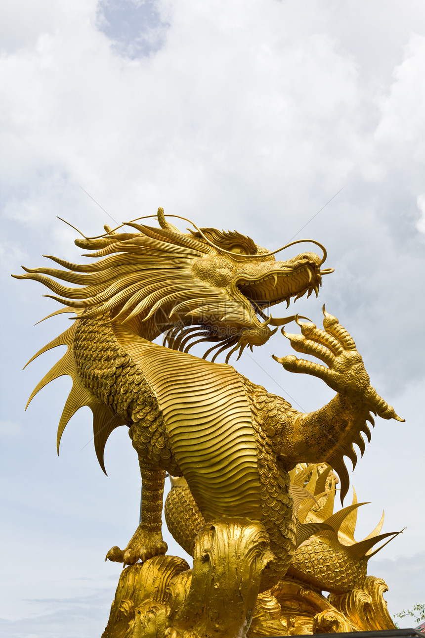 中国寺庙泰国多彩的金龙雕像图片