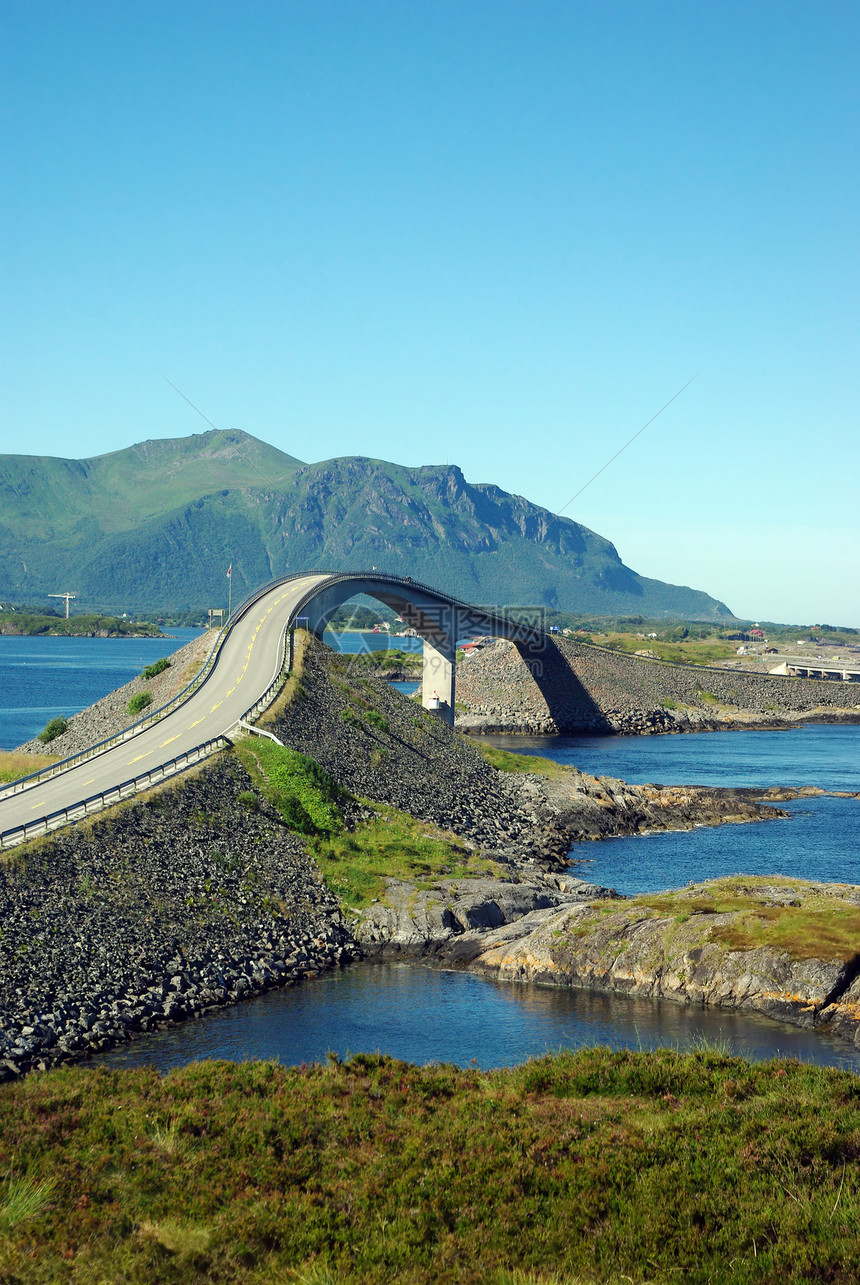 在挪威大西洋公路桥上游荡运输纪念碑海岸交通海洋支撑天空对角线海岸线海滩图片