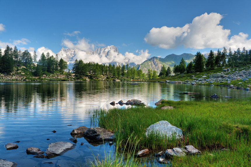 Aosta山谷阿皮湖图片