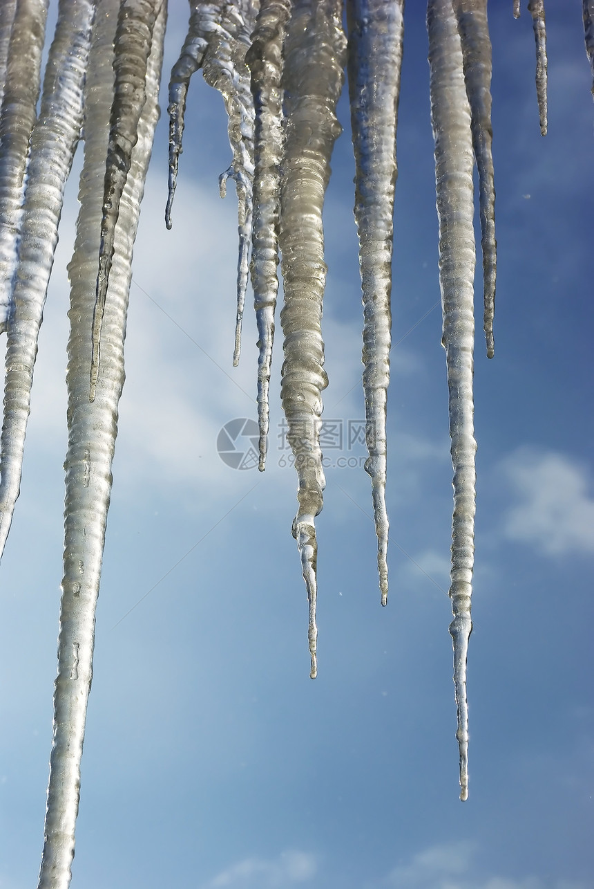 屋顶上的冰柱天气天空季节蓝色晶冻结白色图片