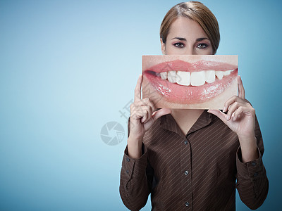 口大口大嘴巴的女商务人士牙科露齿嘴唇商务牙齿美白女性衬衫中年人照片背景图片