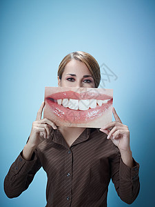 口大口大嘴巴的女商务人士卫生衬衫口服露齿美白商务蓝色漫画享受微笑背景图片