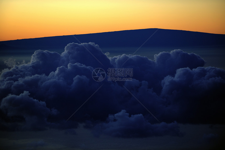 黎明前的哈莱亚卡拉火山图片