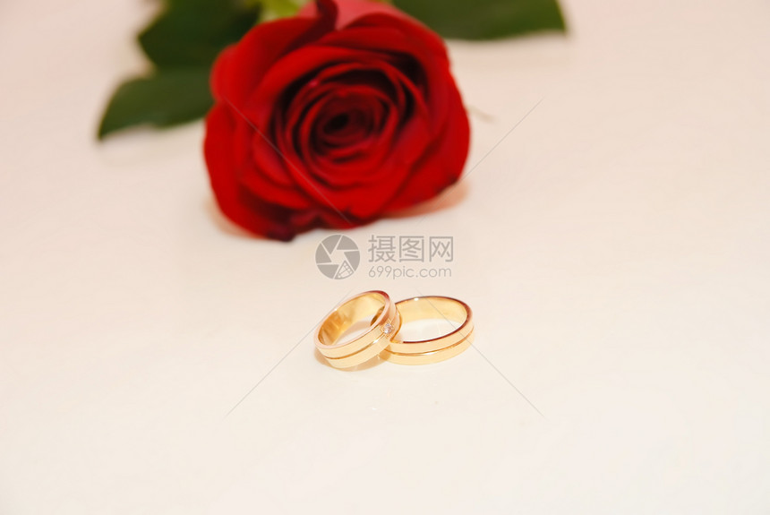 结婚戒指金子钻石新人已婚仪式珠宝玫瑰浪漫宝石婚礼图片