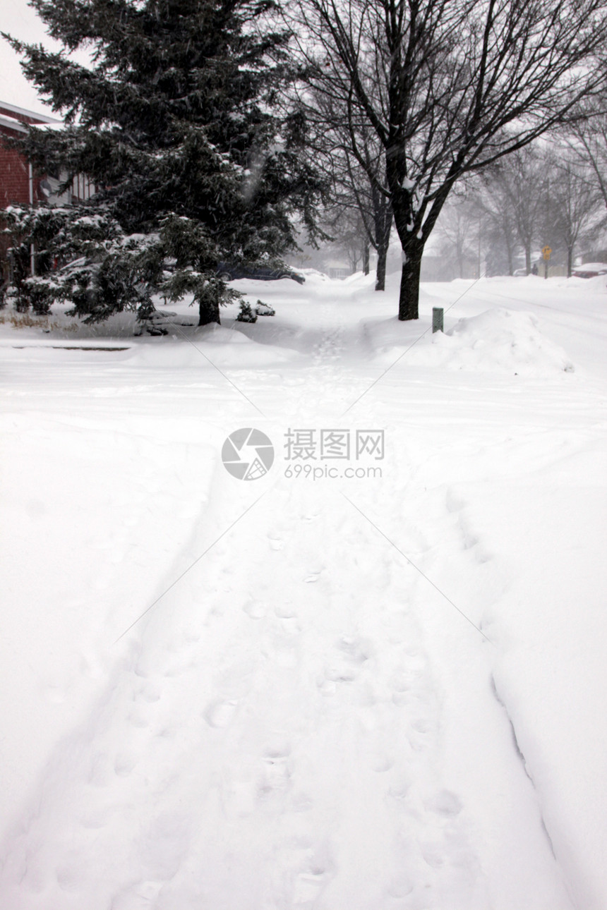 白雪覆盖人行道图片