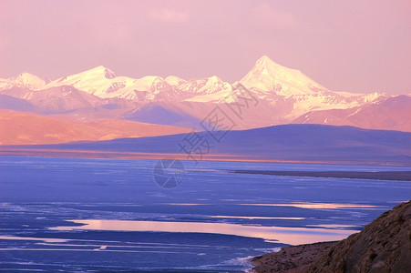 日出时蓝湖和雪山气候太阳雪景寒意晴天季节冰川蓝色山脉背景图片